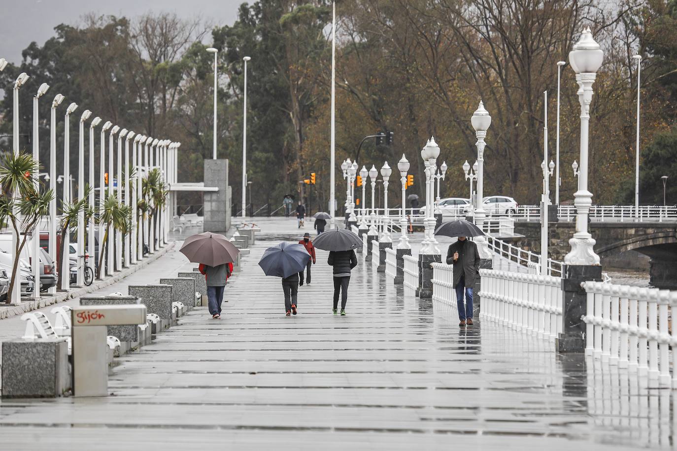 Fotos: Gijón, entre el viento y la lluvia