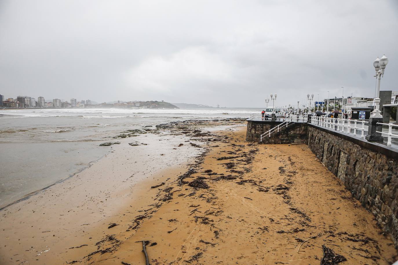 Fotos: Gijón, entre el viento y la lluvia