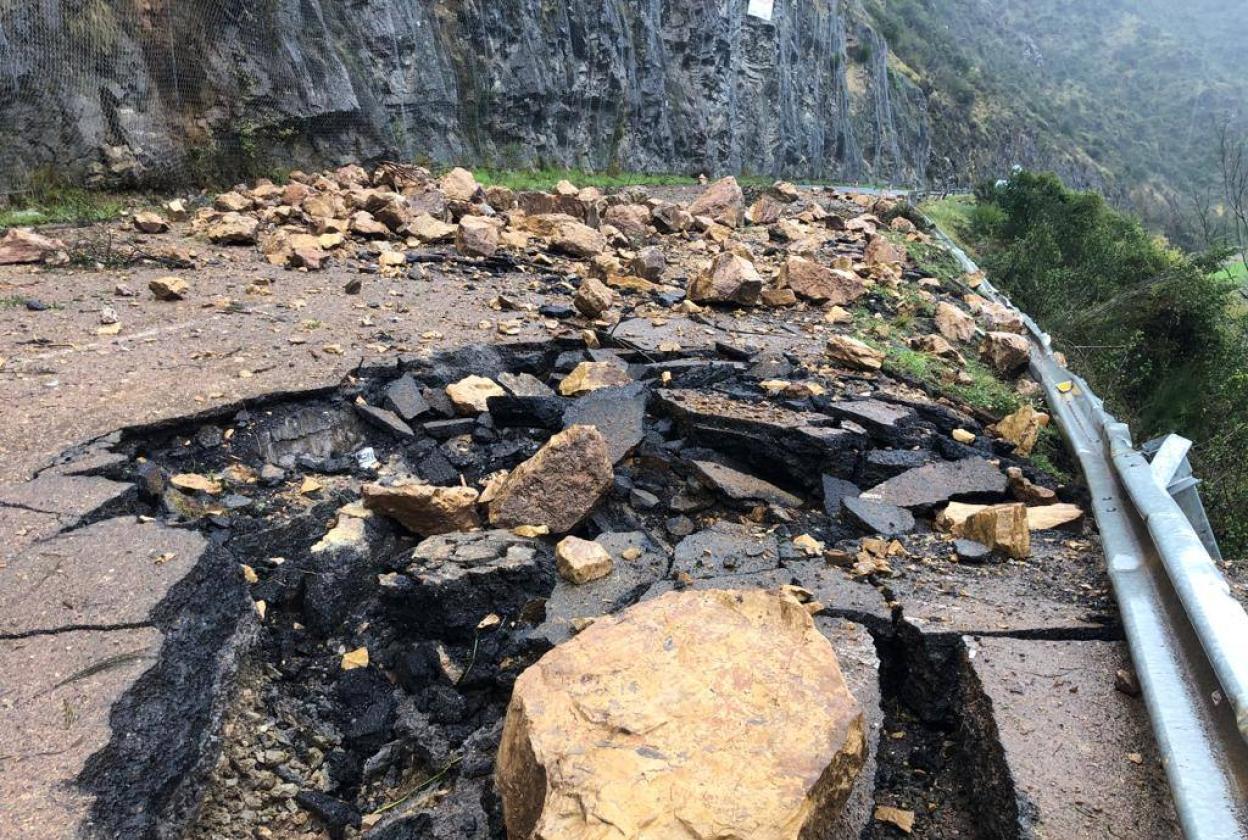 El argayo caído sobre la AS-15. Abajo, Mon Uviaño, la mujer fallecida. 