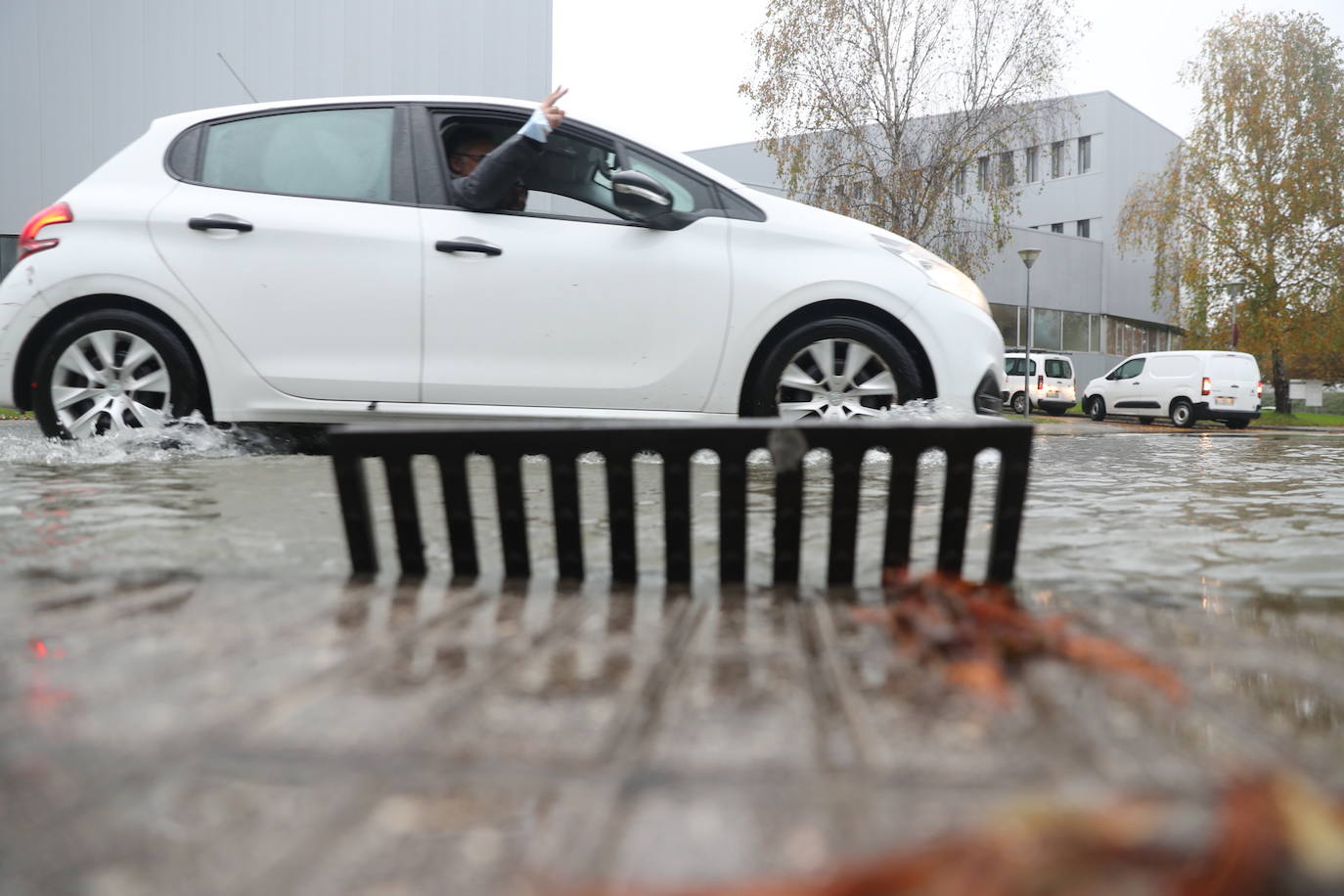 El caudal del río Peñafrancia ha sobrepasado el nivel de las arquetas ya saturadas y se desbordó, anegando varios viales de la Escuela Politécnica de Gijón 