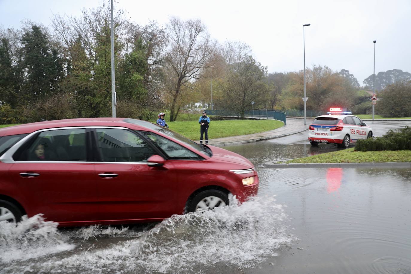 El caudal del río Peñafrancia ha sobrepasado el nivel de las arquetas ya saturadas y se desbordó, anegando varios viales de la Escuela Politécnica de Gijón 