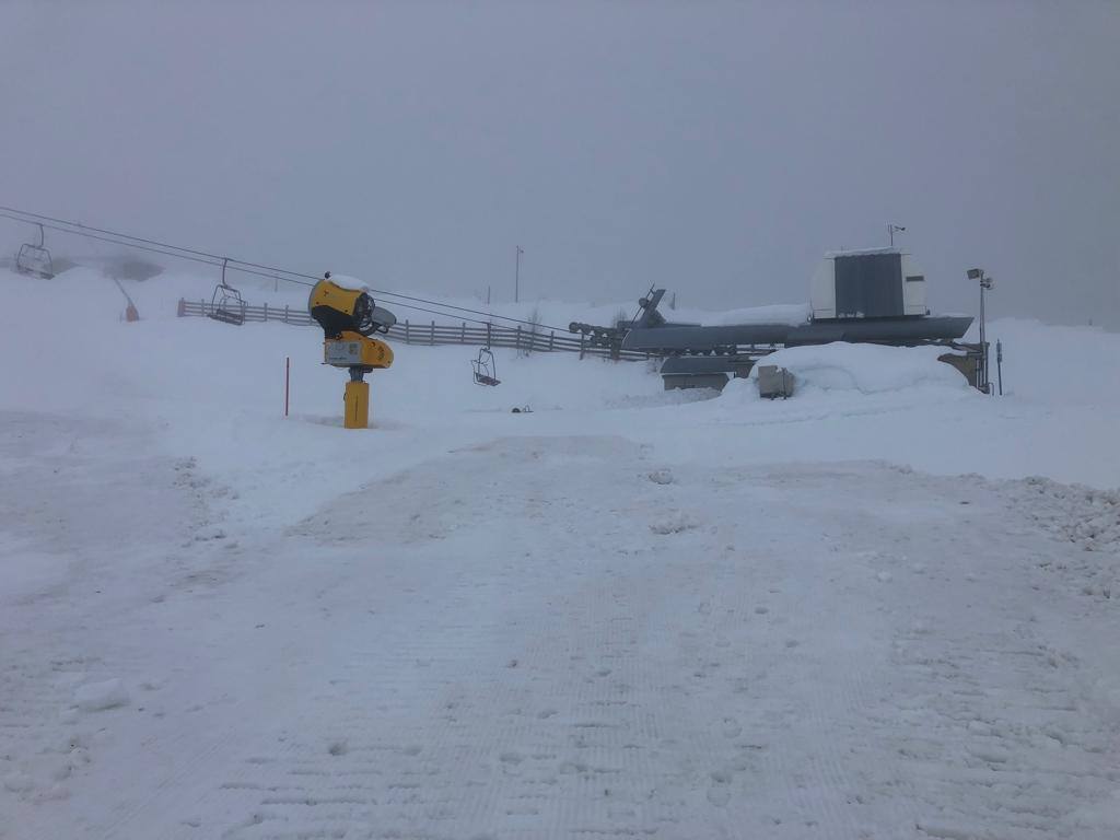 La nieve caída en los últimos días está aumentando notablemente el espesor en las estaciones de esquí asturianas, como en la de Brañillín