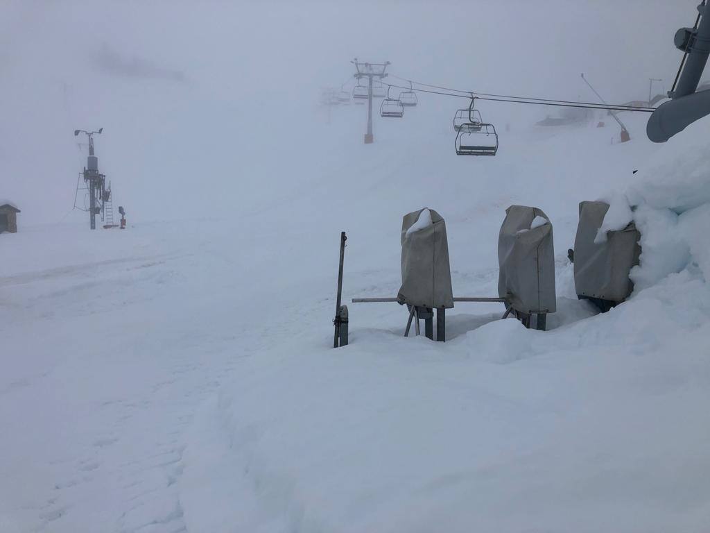 La nieve caída en los últimos días está aumentando notablemente el espesor en las estaciones de esquí asturianas, como en la de Brañillín