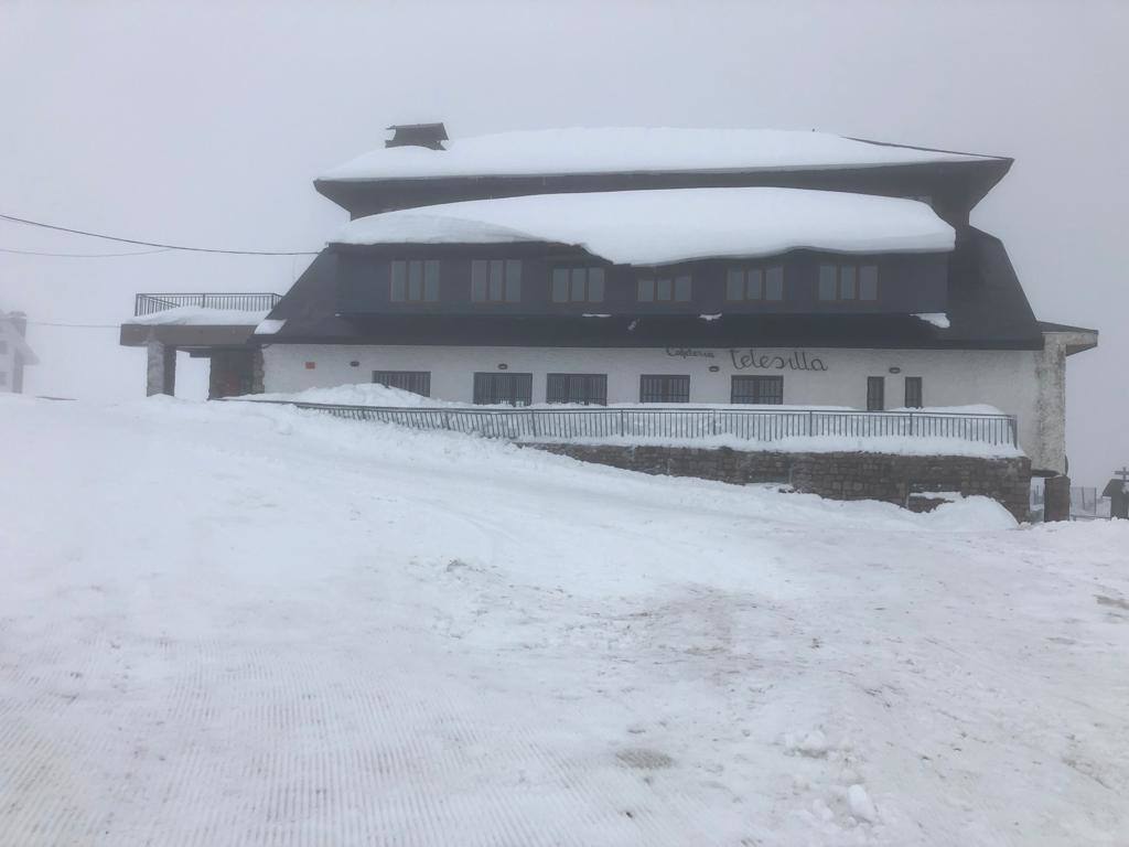 La nieve caída en los últimos días está aumentando notablemente el espesor en las estaciones de esquí asturianas, como en la de Brañillín