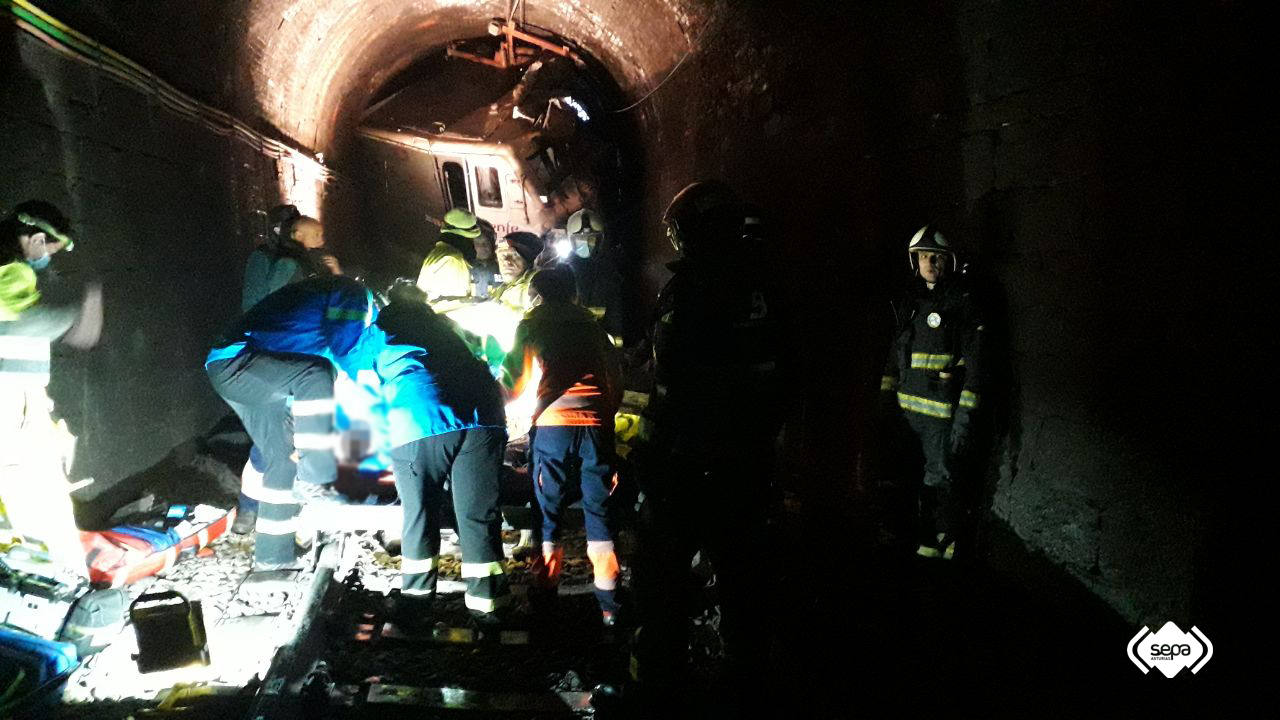 Un argayo esta madrugada en la rampa de Pajares ha cortado de nuevo la conexión ferroviaria con la meseta. El mercancías 52750 se empotró contra el desprendimiento y los equipos de rescate tuvieron que acudir a sacar al maquinista