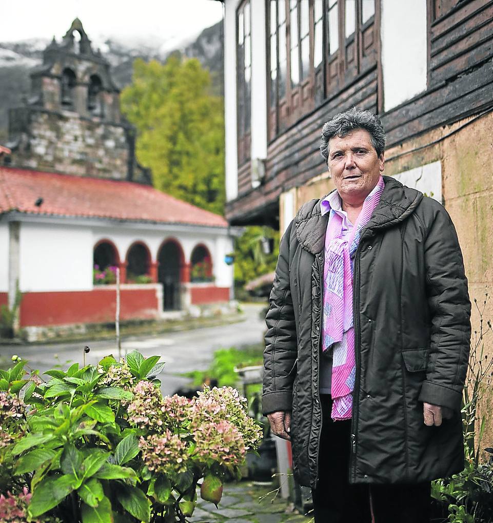 La alcaldesa de Yernes y Tameza, frente a la iglesia de Villabre, capital del concejo más despoblado de Asturias. juan carlos román