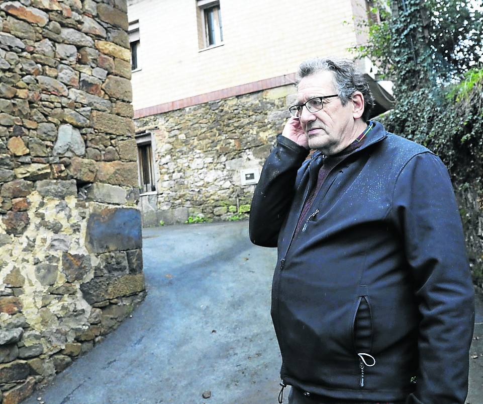 Ángel Luis Rubio, en una aldea de La Güeria San Xuan (Mieres), denuncia la mala cobertura de las comunicaciones. juan carlos román