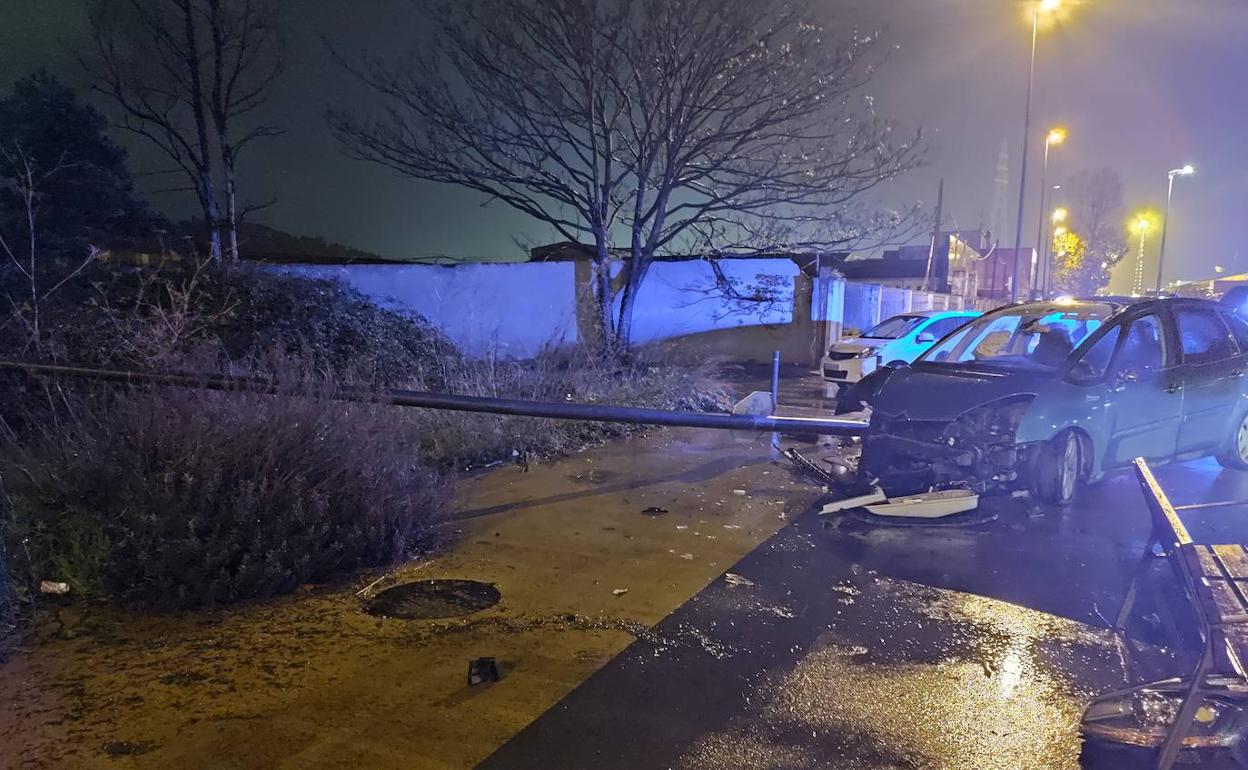 Vehículo accidentado tras invadir la acera y empotrarse con una farola en Conde de Guadalhorce. 