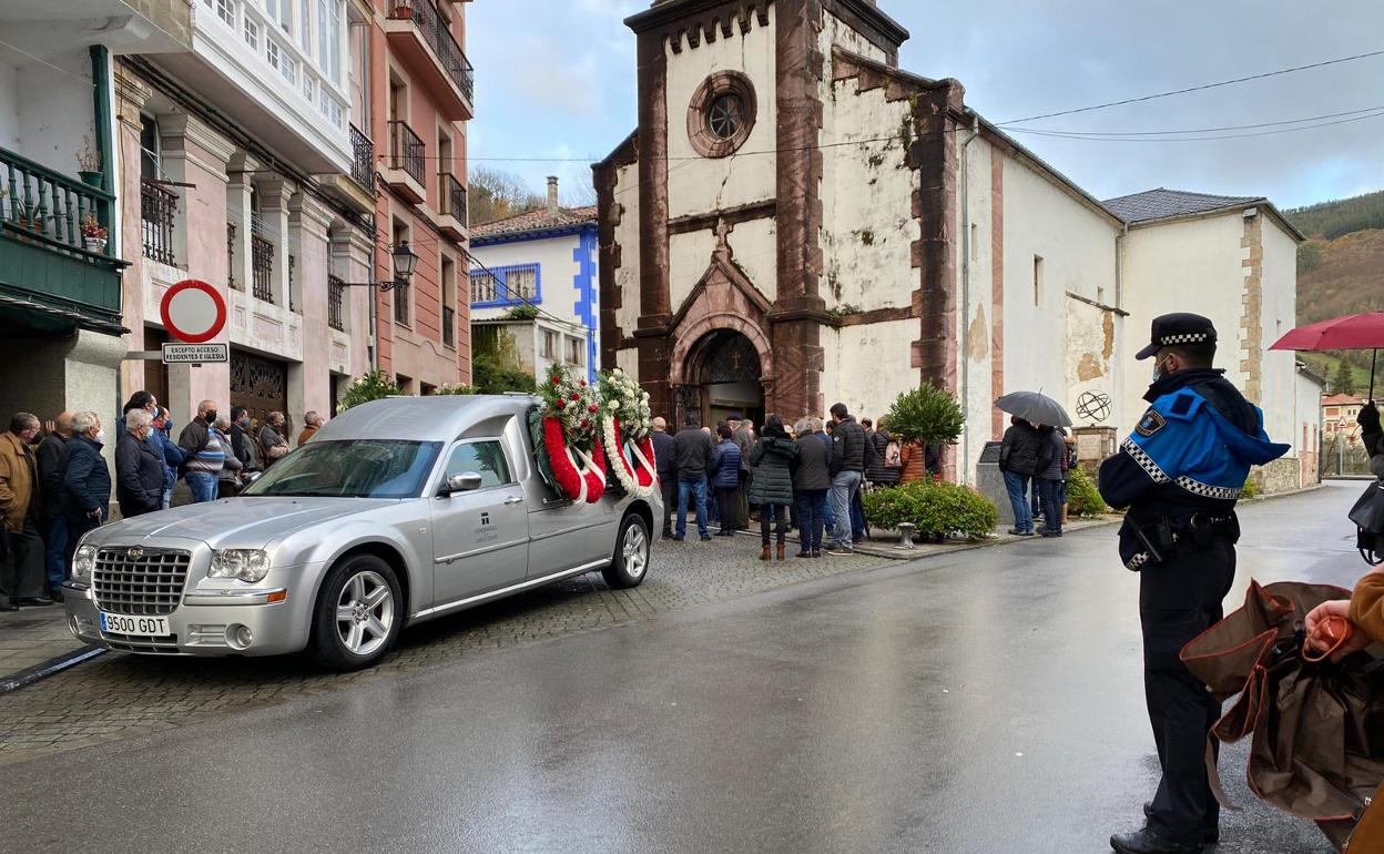 La iglesia de San Andrés reunió este lunes decenas de vecinos que despidieron a Luscinda Mon.