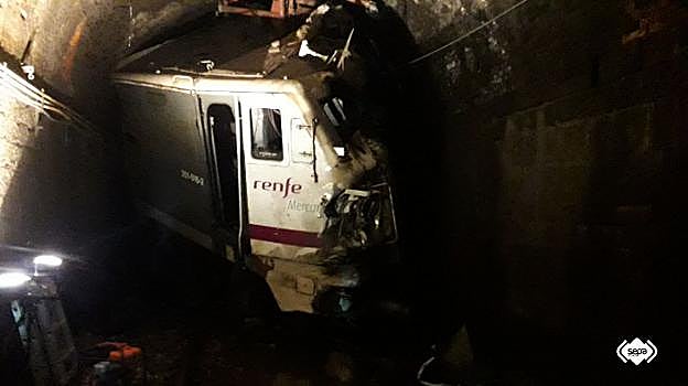 La locomotora 251-016 se estampó contra un lateral del túnel como consecuencia del argayo que desplazó los vagones que llevaba detrás. 