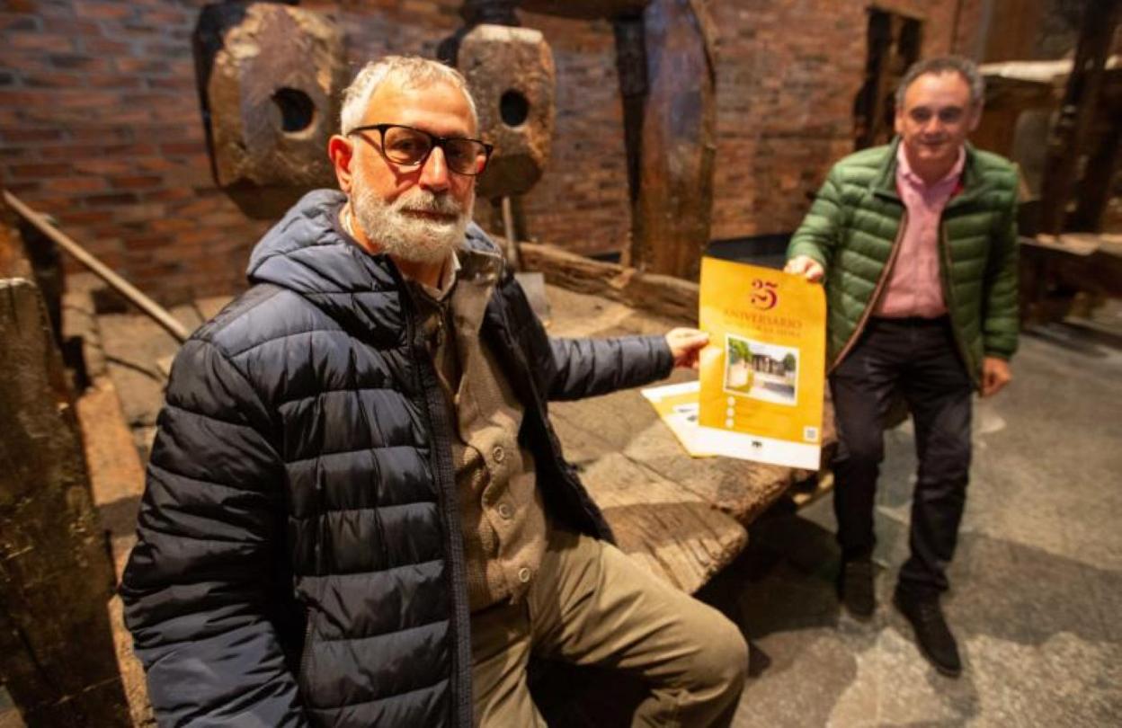 Xuan de Con y el alcalde de Nava, Juan Cañal Canteli, presentaron ayer el programa en el museo. 