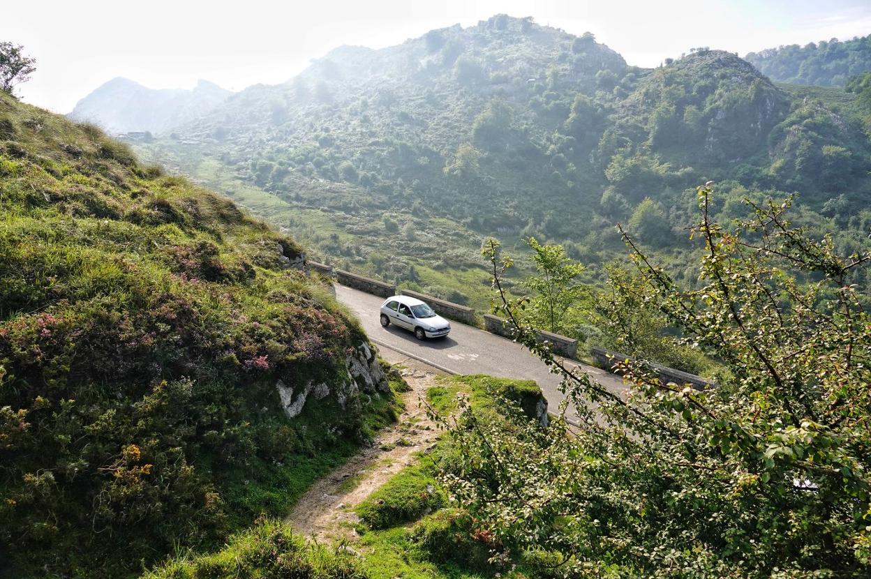 La pista de La Flecha, que los ganaderos piden arreglar, termina en la carretera que sube a los Lagos. 