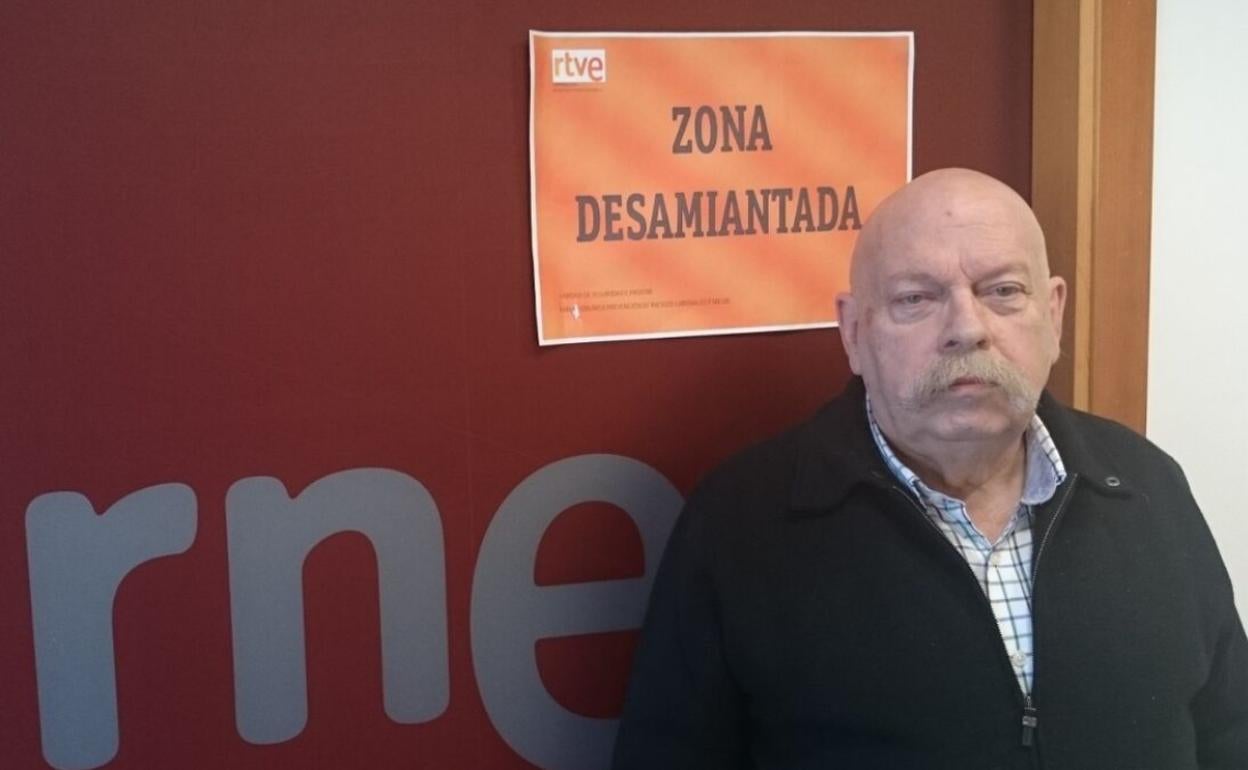 José María Íñigo, ante un estudio RTVE en el que se anunciaba que se había retirado el amianto.