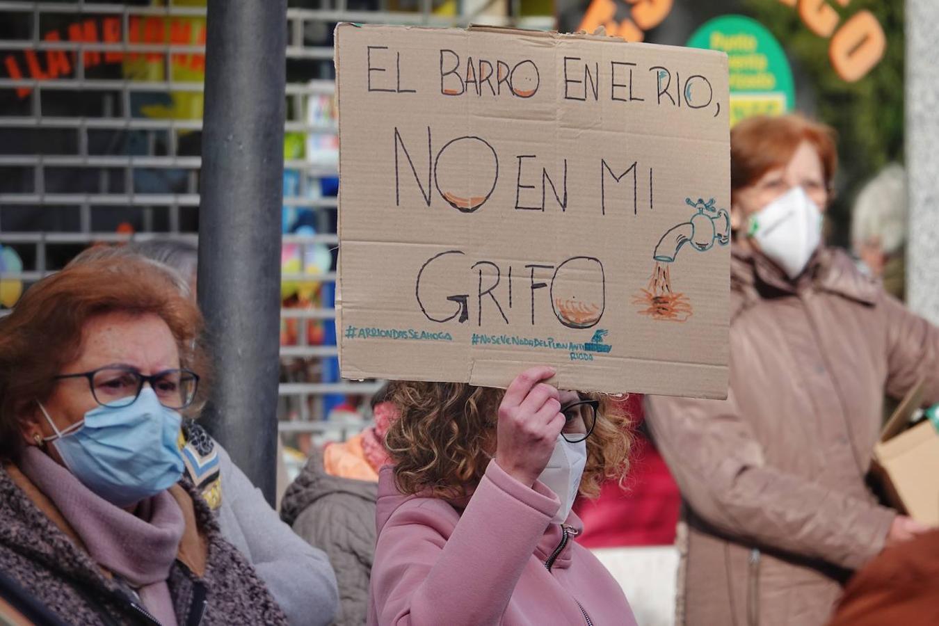 El último episodio de inundaciones en la cuenca del Sella ha sido la gota que ha colmado el vaso para los ribereños, cansados de esperar por las obras de protección de Arriondas y de exigir la limpieza de los ríos.