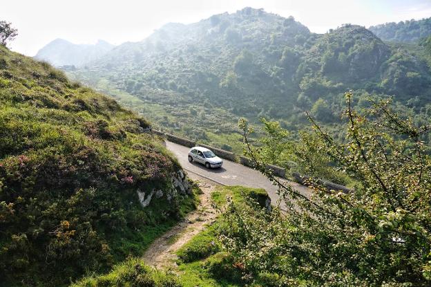 La pista de La Flecha, que los ganaderos piden arreglar, termina en la carretera que sube a los Lagos. 