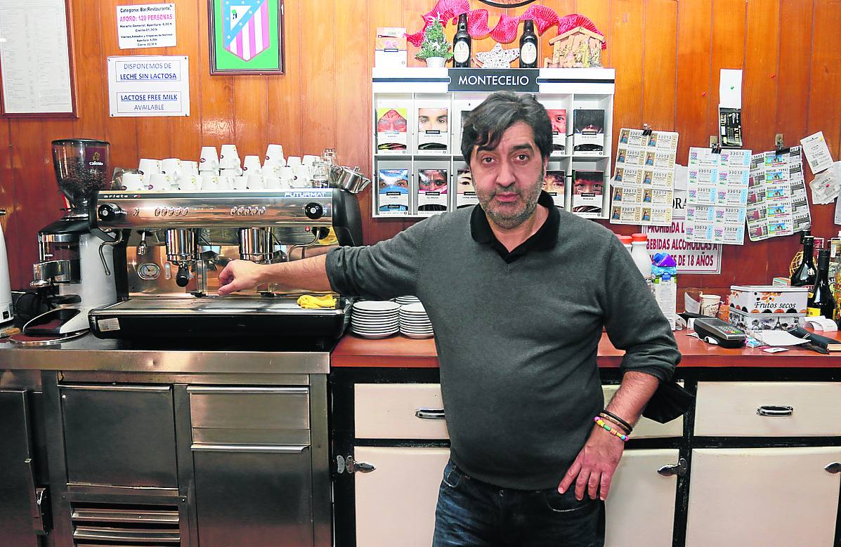 El hostelero Manuel Ángel Menéndez ha visto como las ventas de su restaurante, La Casera, van en descenso. 