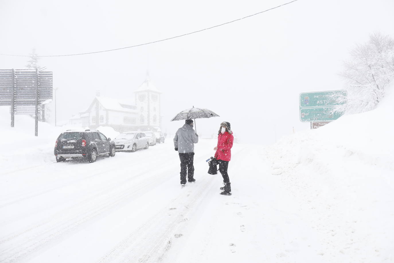 El temporal que azota la cordillera cantábrica está dificultado el inicio de la temporada de esquí. El estreno de la estación de Valgrande-Pajares se ha visto empañado por las condiciones meteorológicas con pocas ventas.