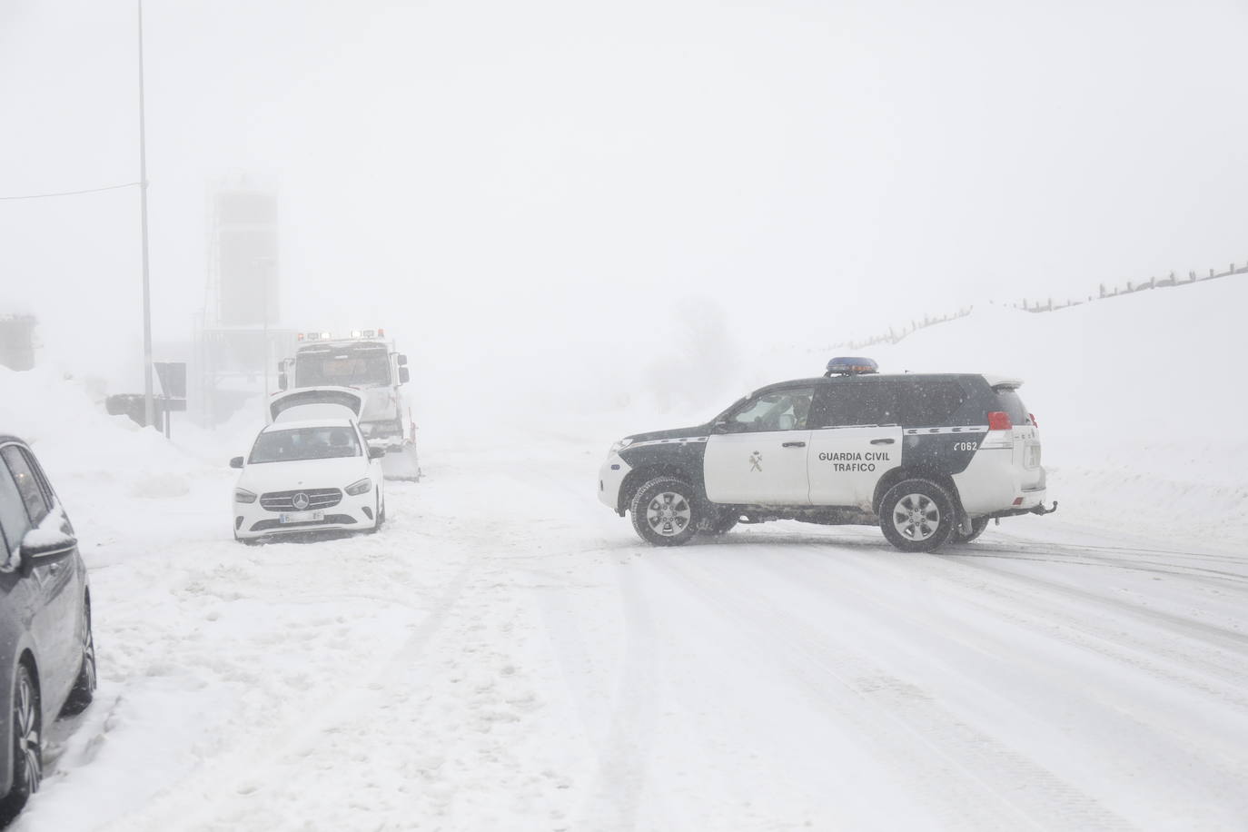 El temporal que azota la cordillera cantábrica está dificultado el inicio de la temporada de esquí. El estreno de la estación de Valgrande-Pajares se ha visto empañado por las condiciones meteorológicas con pocas ventas.