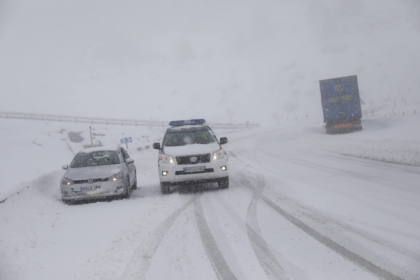 El temporal que azota la cordillera cantábrica está dificultado el inicio de la temporada de esquí. El estreno de la estación de Valgrande-Pajares se ha visto empañado por las condiciones meteorológicas con pocas ventas.