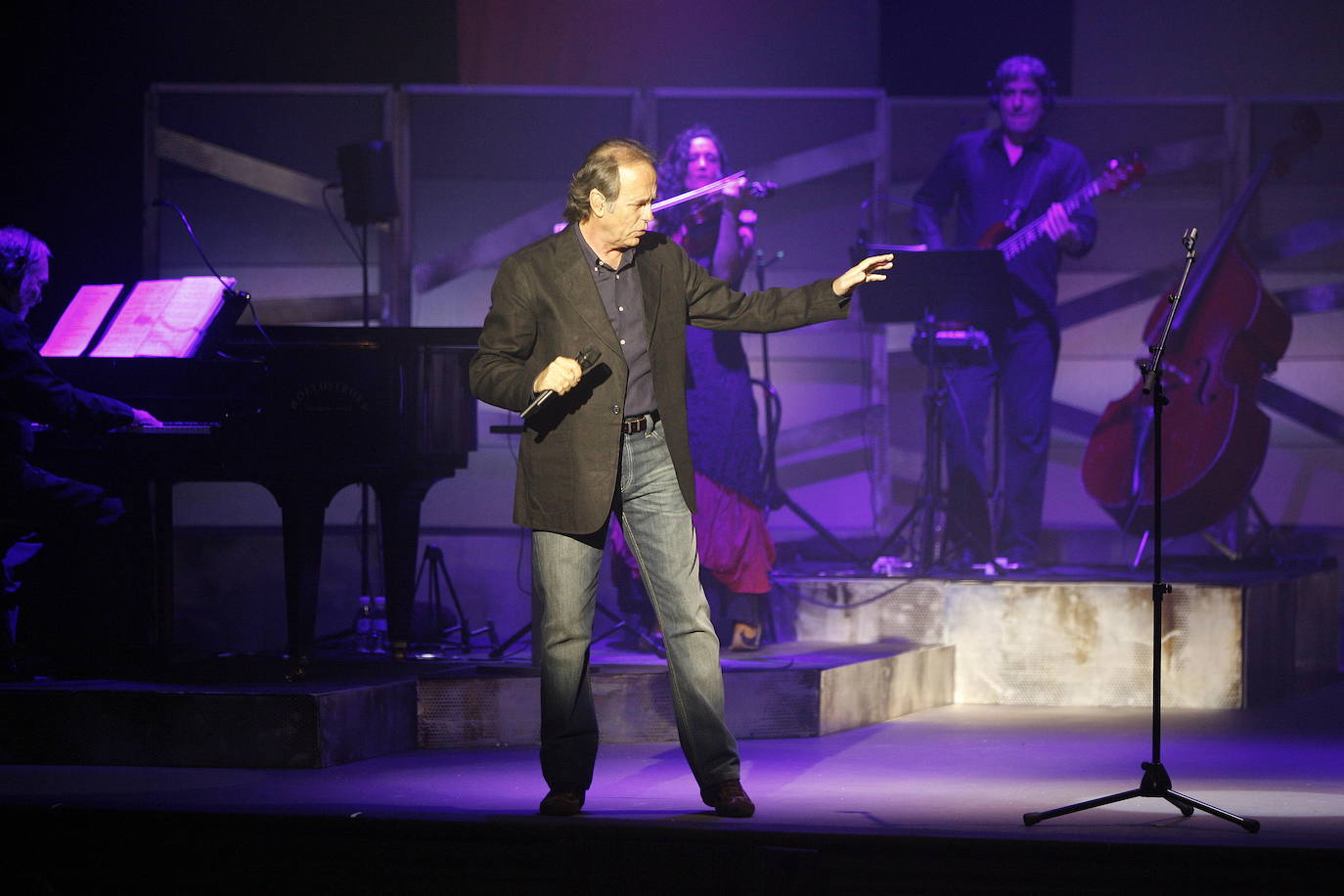 El cantante Joan Manuel Serrat, de 77 años, se despedirá en el año 2022 de los escenarios, con una última gira de conciertos que iniciará el próximo 27 de abril en el Beacon Theatre de la ciudad de Nueva York y finalizará el 23 de diciembre en el Palau Sant Jordi de Barcelona. Previsiblemente, su adiós de los escenarios no pasará por Asturias pero en sus seis décadas de carrera el cantante que canta al Mediterráneo ha visitado el Principado en numerosas ocasiones. Estas son algunas de ellas