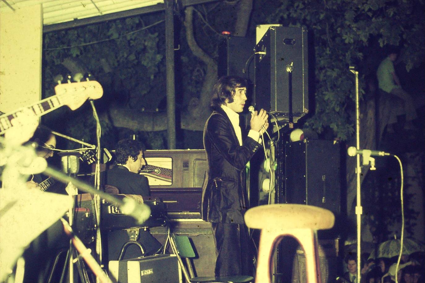 El cantante Joan Manuel Serrat, de 77 años, se despedirá en el año 2022 de los escenarios, con una última gira de conciertos que iniciará el próximo 27 de abril en el Beacon Theatre de la ciudad de Nueva York y finalizará el 23 de diciembre en el Palau Sant Jordi de Barcelona. Previsiblemente, su adiós de los escenarios no pasará por Asturias pero en sus seis décadas de carrera el cantante que canta al Mediterráneo ha visitado el Principado en numerosas ocasiones. Estas son algunas de ellas