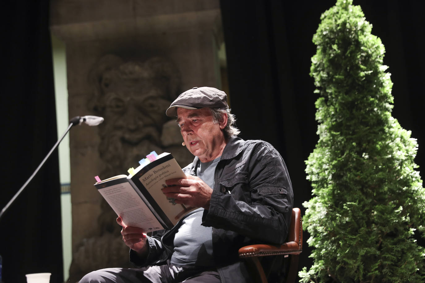 El cantante Joan Manuel Serrat, de 77 años, se despedirá en el año 2022 de los escenarios, con una última gira de conciertos que iniciará el próximo 27 de abril en el Beacon Theatre de la ciudad de Nueva York y finalizará el 23 de diciembre en el Palau Sant Jordi de Barcelona. Previsiblemente, su adiós de los escenarios no pasará por Asturias pero en sus seis décadas de carrera el cantante que canta al Mediterráneo ha visitado el Principado en numerosas ocasiones. Estas son algunas de ellas