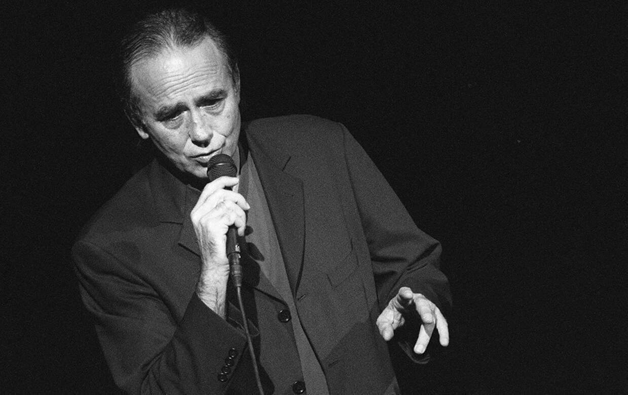 El cantante Joan Manuel Serrat, de 77 años, se despedirá en el año 2022 de los escenarios, con una última gira de conciertos que iniciará el próximo 27 de abril en el Beacon Theatre de la ciudad de Nueva York y finalizará el 23 de diciembre en el Palau Sant Jordi de Barcelona. Previsiblemente, su adiós de los escenarios no pasará por Asturias pero en sus seis décadas de carrera el cantante que canta al Mediterráneo ha visitado el Principado en numerosas ocasiones. Estas son algunas de ellas