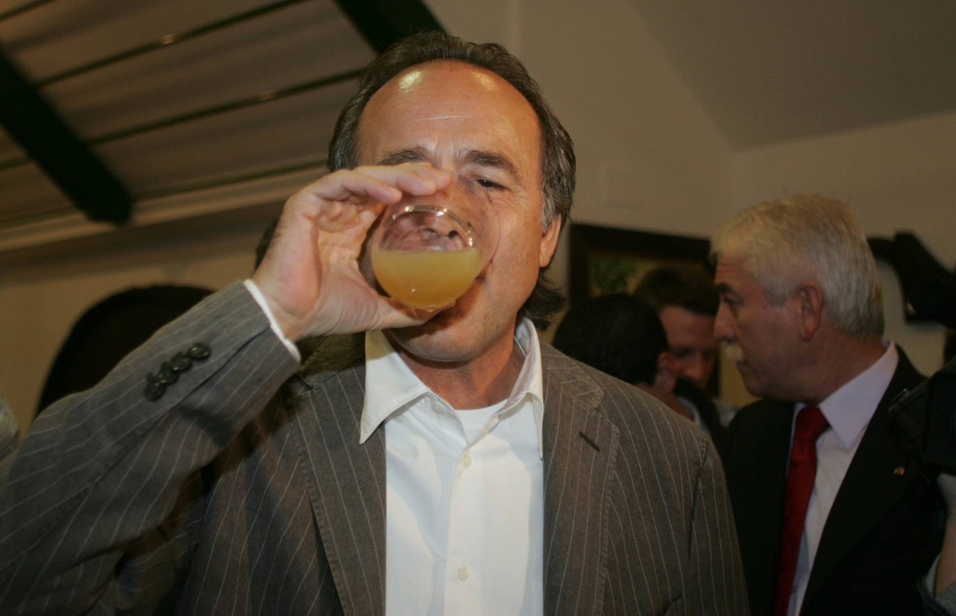 El cantante Joan Manuel Serrat, de 77 años, se despedirá en el año 2022 de los escenarios, con una última gira de conciertos que iniciará el próximo 27 de abril en el Beacon Theatre de la ciudad de Nueva York y finalizará el 23 de diciembre en el Palau Sant Jordi de Barcelona. Previsiblemente, su adiós de los escenarios no pasará por Asturias pero en sus seis décadas de carrera el cantante que canta al Mediterráneo ha visitado el Principado en numerosas ocasiones. Estas son algunas de ellas