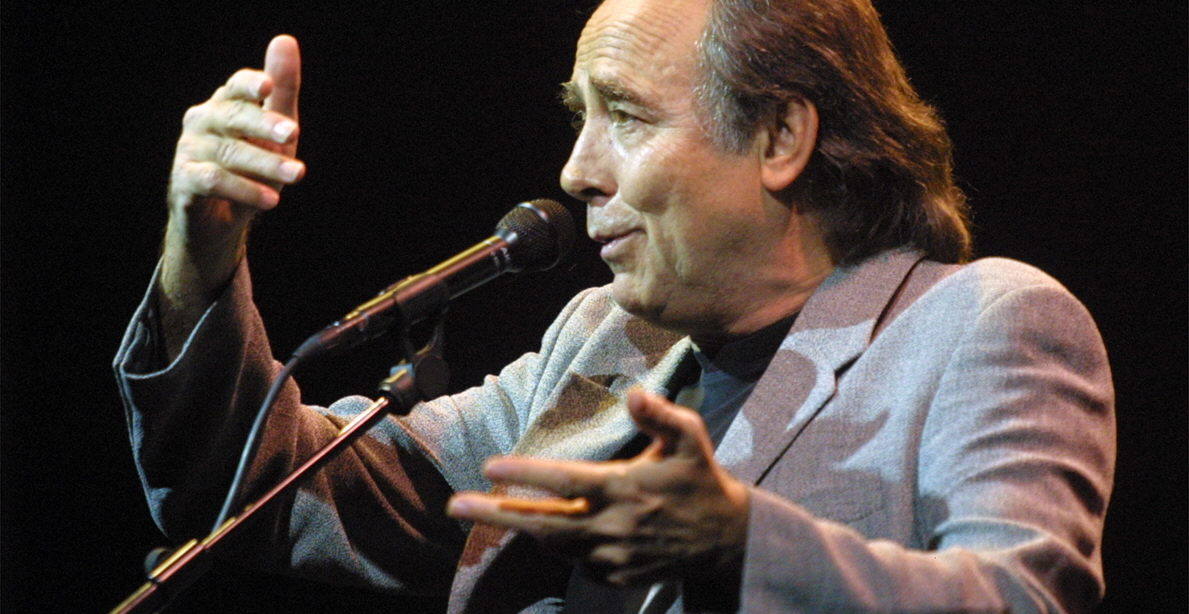 El cantante Joan Manuel Serrat, de 77 años, se despedirá en el año 2022 de los escenarios, con una última gira de conciertos que iniciará el próximo 27 de abril en el Beacon Theatre de la ciudad de Nueva York y finalizará el 23 de diciembre en el Palau Sant Jordi de Barcelona. Previsiblemente, su adiós de los escenarios no pasará por Asturias pero en sus seis décadas de carrera el cantante que canta al Mediterráneo ha visitado el Principado en numerosas ocasiones. Estas son algunas de ellas