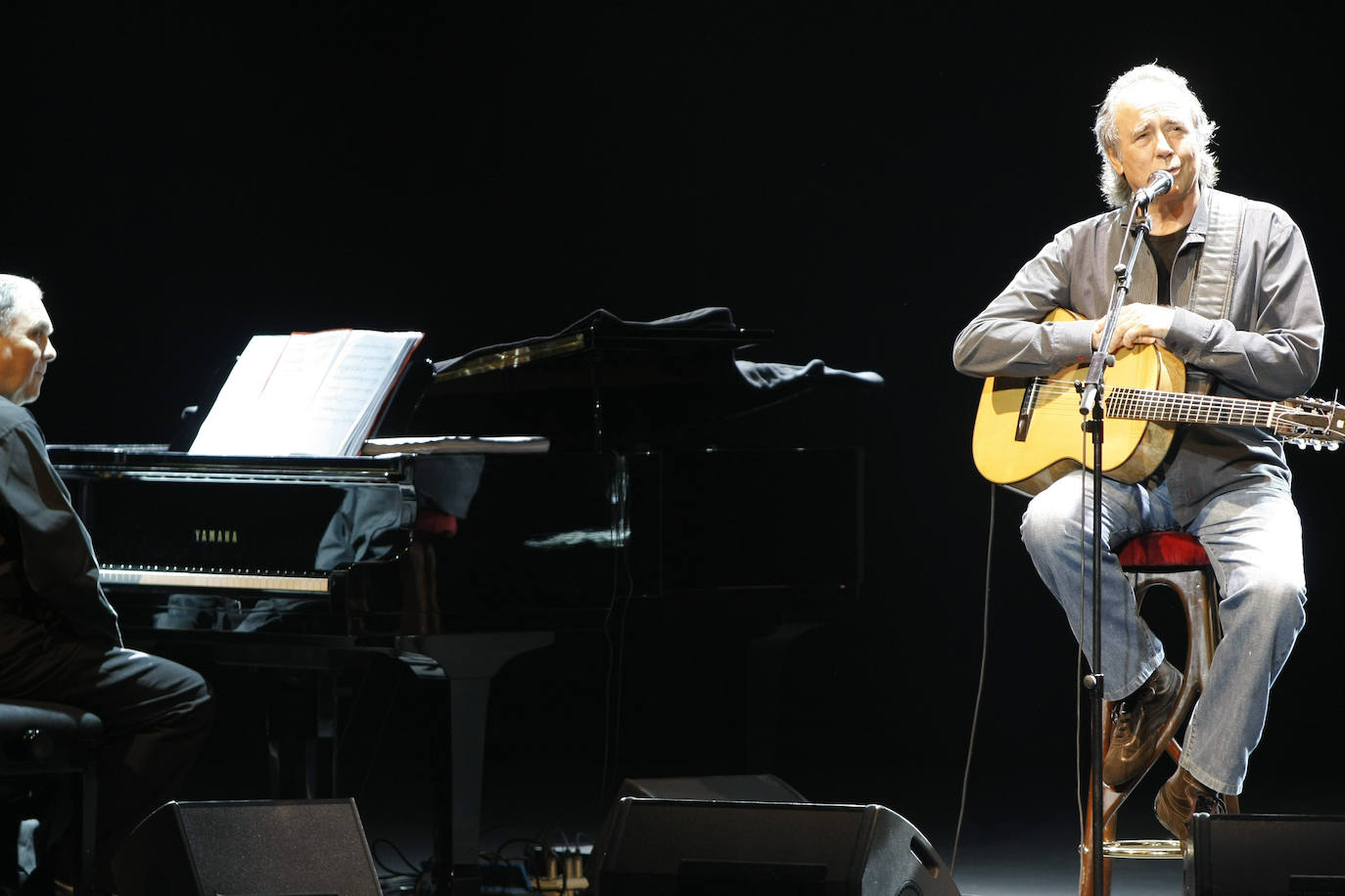 El cantante Joan Manuel Serrat, de 77 años, se despedirá en el año 2022 de los escenarios, con una última gira de conciertos que iniciará el próximo 27 de abril en el Beacon Theatre de la ciudad de Nueva York y finalizará el 23 de diciembre en el Palau Sant Jordi de Barcelona. Previsiblemente, su adiós de los escenarios no pasará por Asturias pero en sus seis décadas de carrera el cantante que canta al Mediterráneo ha visitado el Principado en numerosas ocasiones. Estas son algunas de ellas