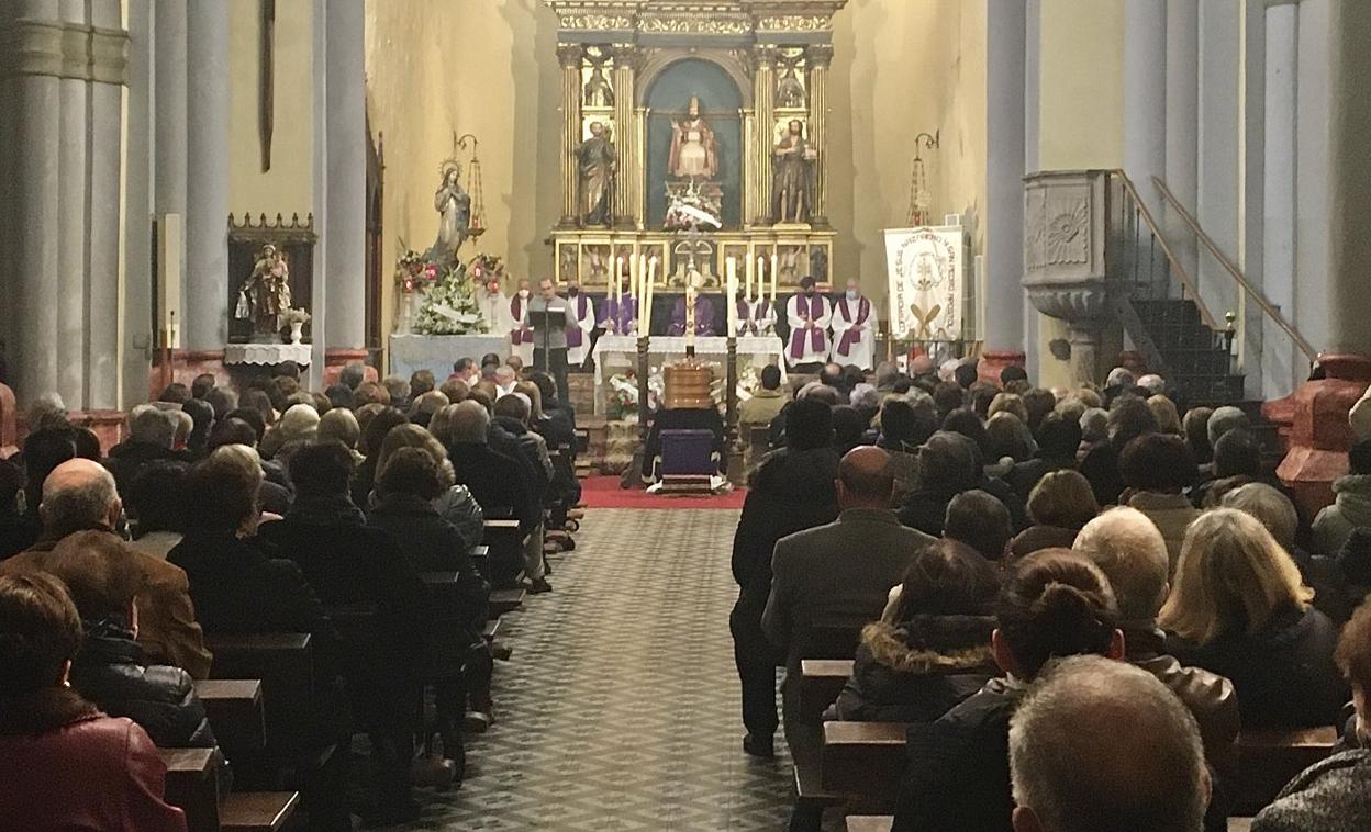 El arzobispo de Oviedo presidió el funeral de cuerpo presente del párroco de Cudillero en un templo abarrotado. 