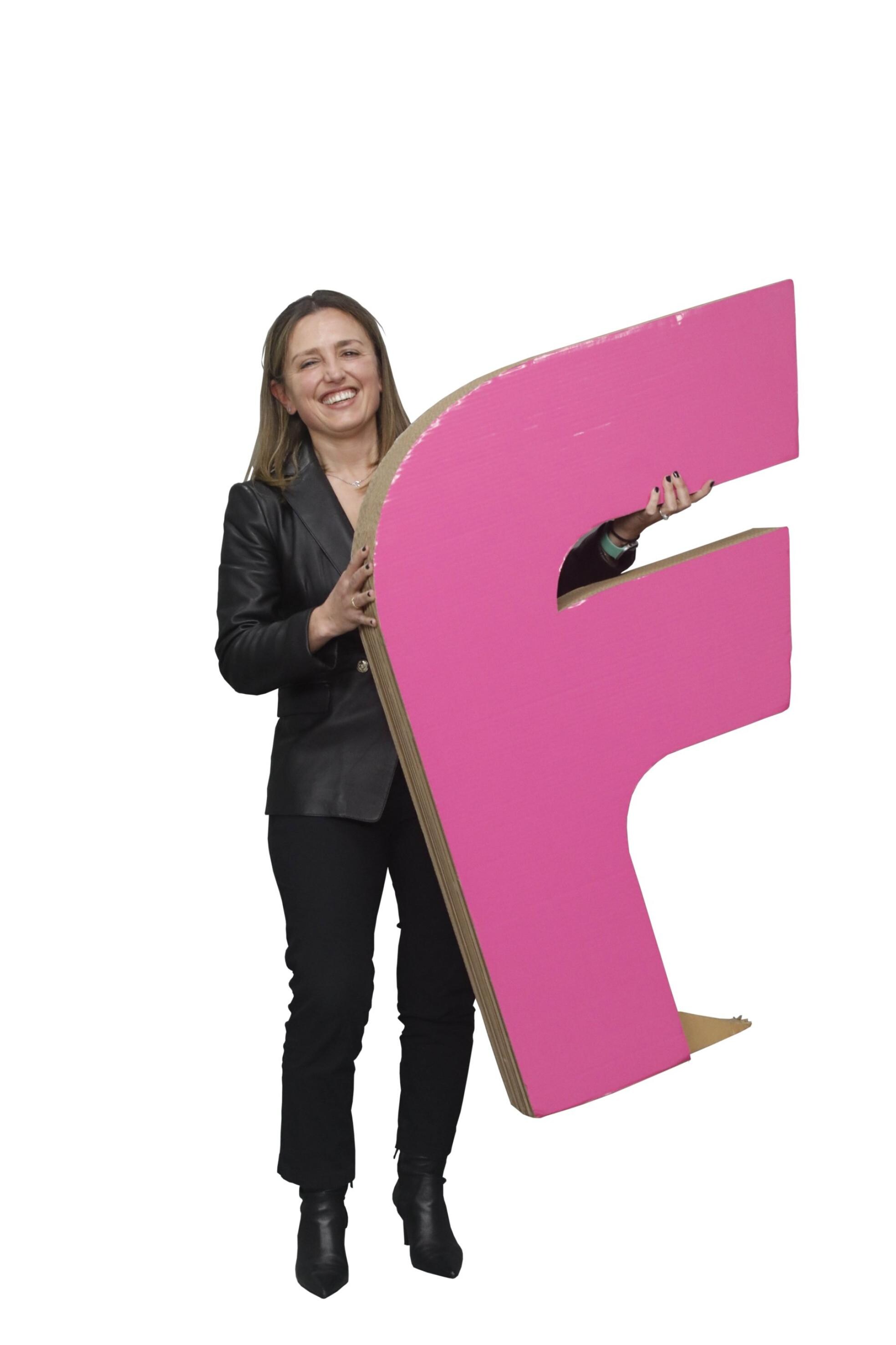 María Calvo, presidenta de Fade, sostiene la 'F' de Futuro en Femenino. 