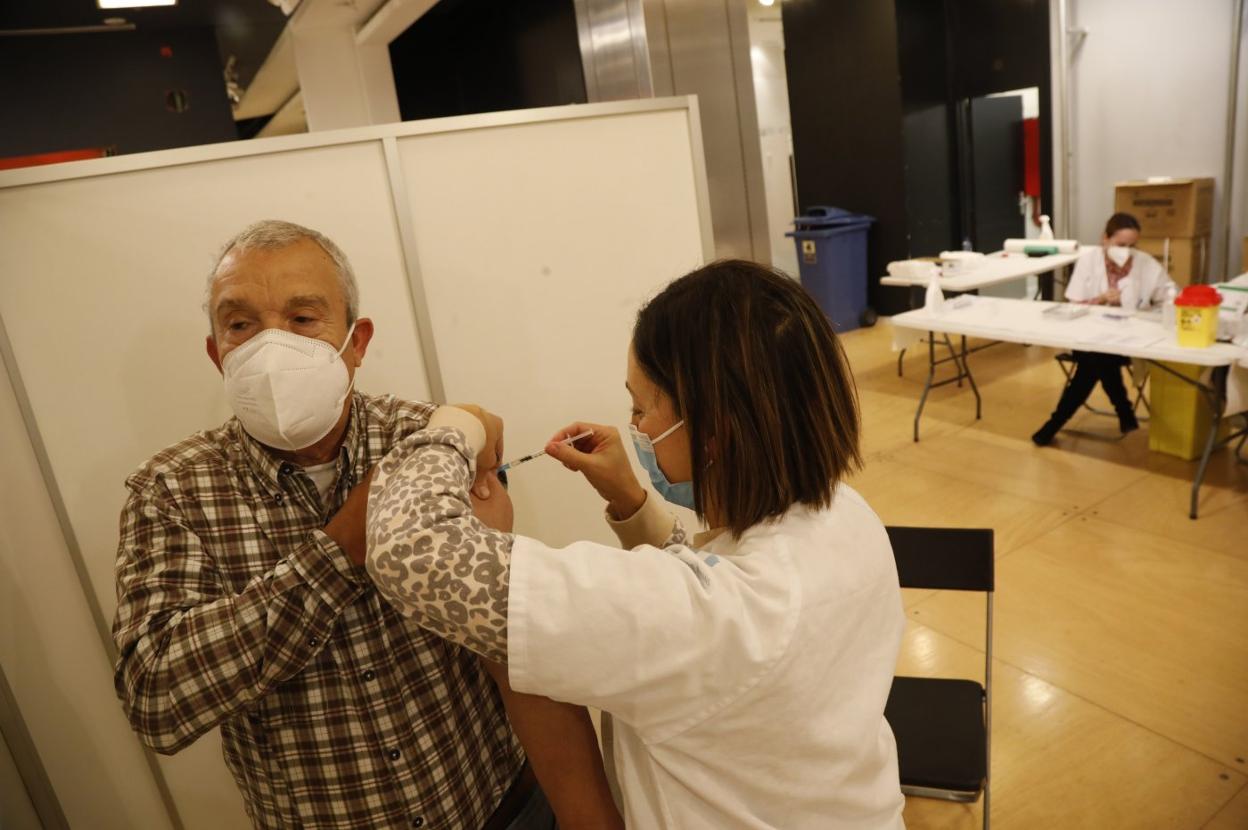 Un hombre recibe la tercera dosis en El Entrego. 