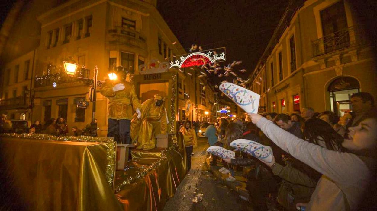 El rey Baltasar reparte caramelos en la última cabalgata que se celebró en Pravia, en 2019. 