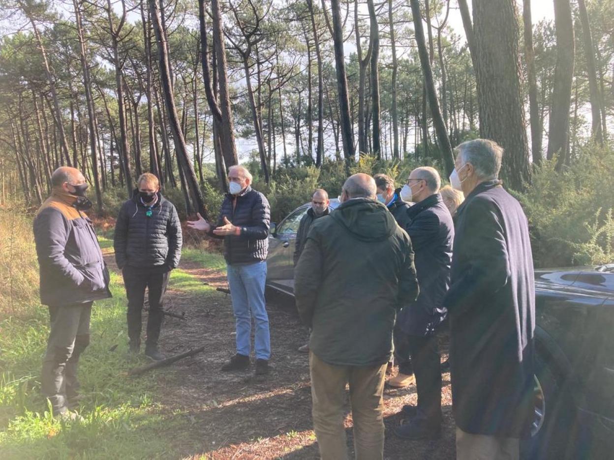 Delegados de la compañía y profesionales en la visita a la mina. 