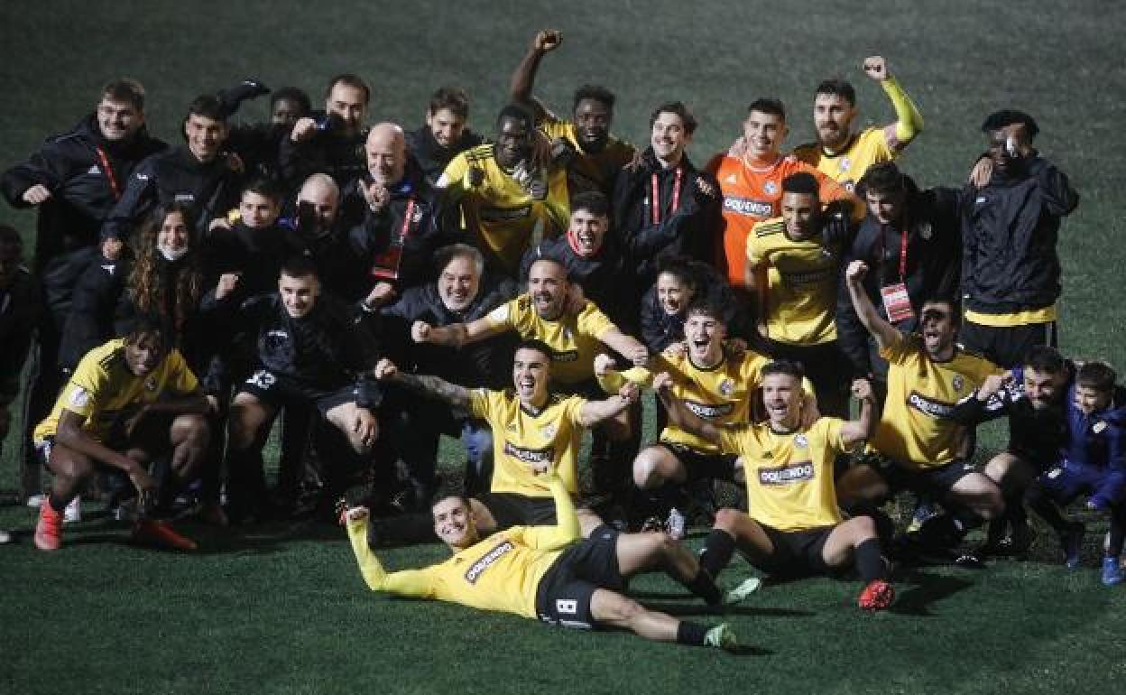 Los jugadores del Llanera y el cuerpo técnico celebran el pase a la segunda ronda. 