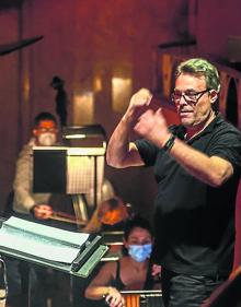 Imagen secundaria 2 - La propuesta enlaza la violencia patriarcal del Cinquecento con la de la dictadura. | Un matadero donde la palabra 'Borgia' da paso a 'Orgía' es el escenario de la trama. | El canadiense Yves Abel ('Pelléas et Mélisande')dirigirá a Oviedo Filarmonía.