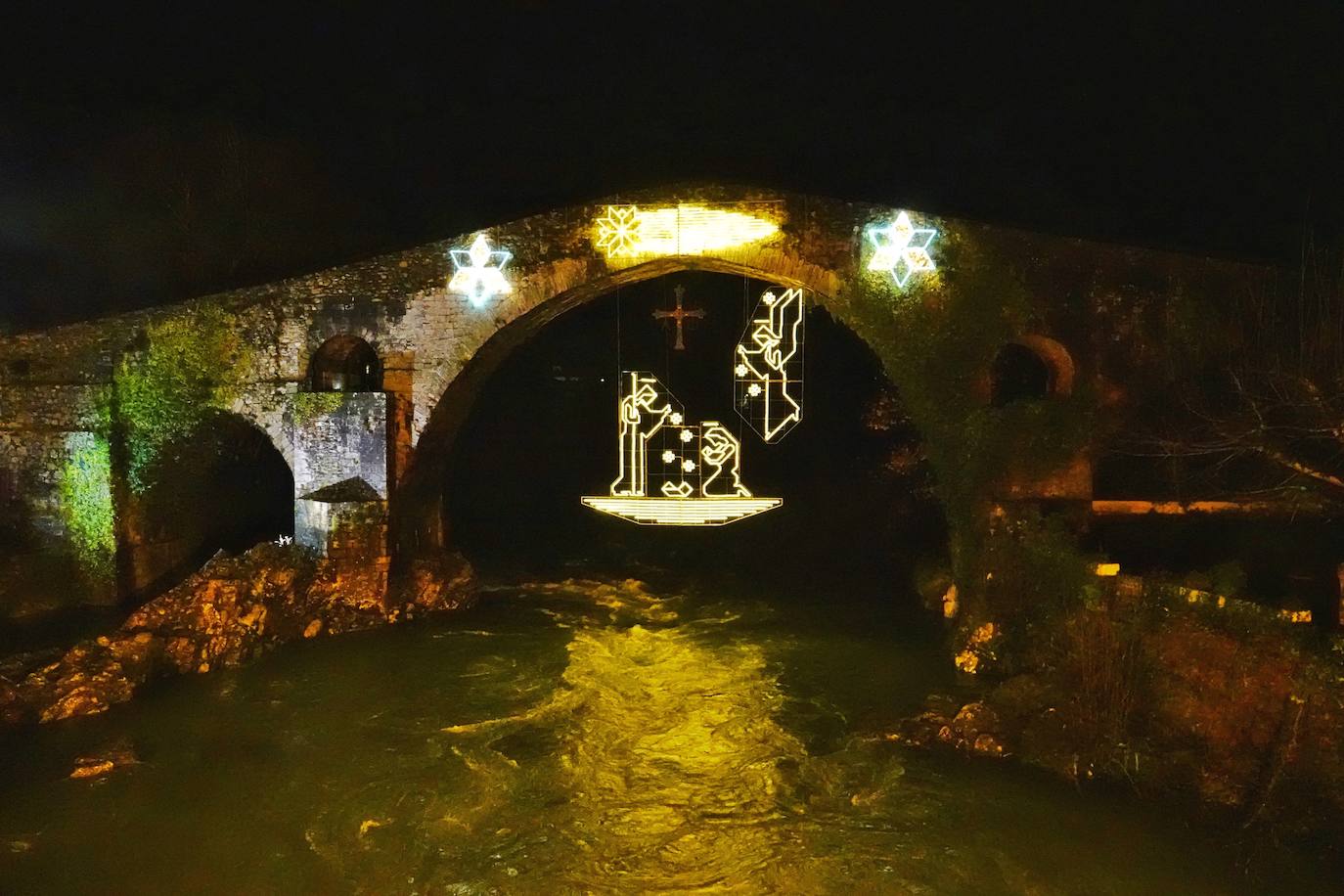 Fotos: Cangas de Onís y Covadonga encienden la Navidad