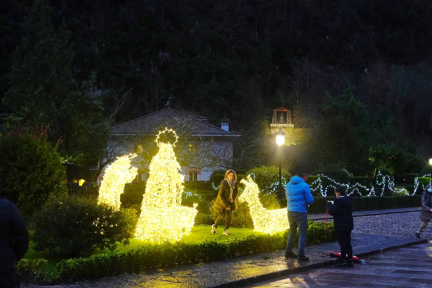 Fotos: Cangas de Onís y Covadonga encienden la Navidad