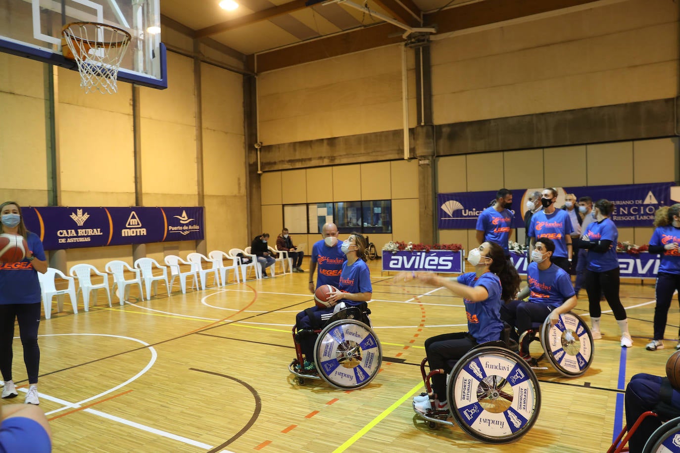 «Tenemos que hacer todo lo posible para ayudar a los deportistas adaptados». Bajo esta premisa, Avilés reunió un elenco de deportistas, entre los que había rostros muy reconocibles de gente solidarizada con la causa como Saúl Cravioto, oro olímpico en las citas de Pekín 2008 y Río de Janeiro 2016, la leyenda paralímpica Alberto Suárez, y Joaquín Alonso, el hombre que más veces vistió la camiseta del Sporting y actual representante de Relaciones Institucionales en la entidad rojiblanca.