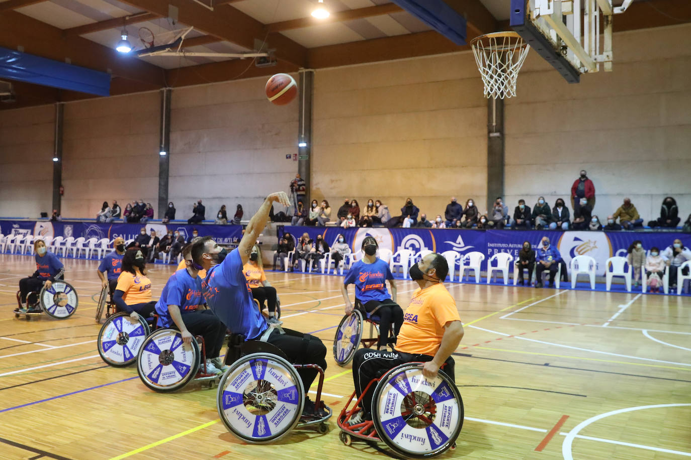 «Tenemos que hacer todo lo posible para ayudar a los deportistas adaptados». Bajo esta premisa, Avilés reunió un elenco de deportistas, entre los que había rostros muy reconocibles de gente solidarizada con la causa como Saúl Cravioto, oro olímpico en las citas de Pekín 2008 y Río de Janeiro 2016, la leyenda paralímpica Alberto Suárez, y Joaquín Alonso, el hombre que más veces vistió la camiseta del Sporting y actual representante de Relaciones Institucionales en la entidad rojiblanca.