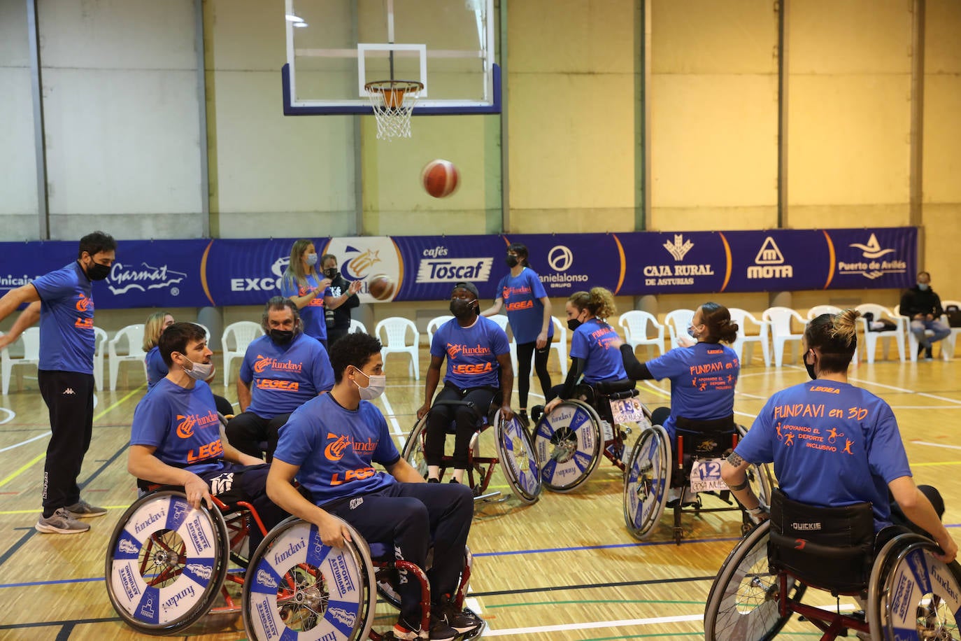 «Tenemos que hacer todo lo posible para ayudar a los deportistas adaptados». Bajo esta premisa, Avilés reunió un elenco de deportistas, entre los que había rostros muy reconocibles de gente solidarizada con la causa como Saúl Cravioto, oro olímpico en las citas de Pekín 2008 y Río de Janeiro 2016, la leyenda paralímpica Alberto Suárez, y Joaquín Alonso, el hombre que más veces vistió la camiseta del Sporting y actual representante de Relaciones Institucionales en la entidad rojiblanca.