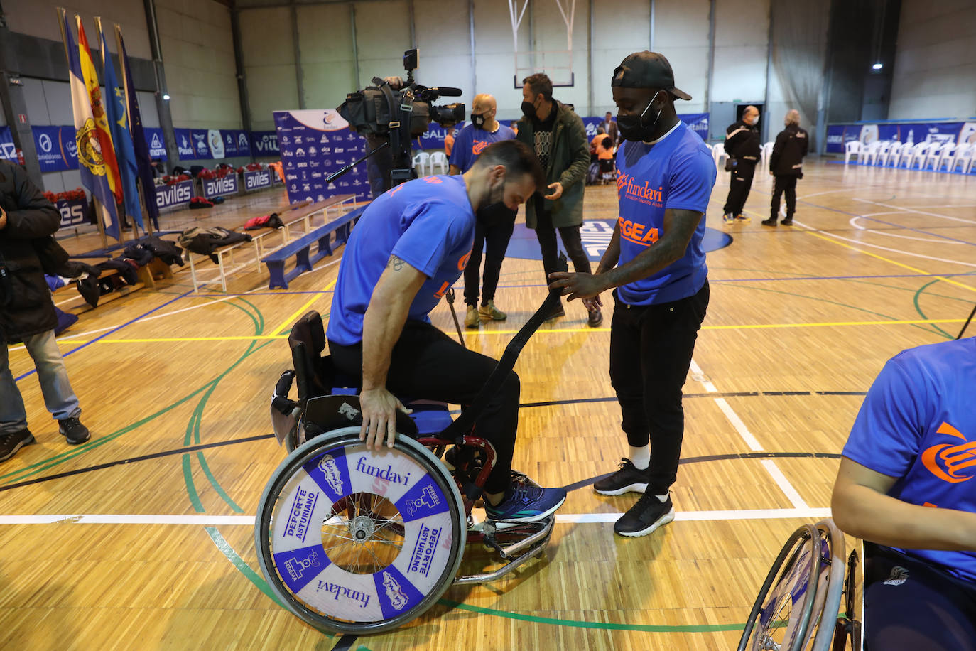 «Tenemos que hacer todo lo posible para ayudar a los deportistas adaptados». Bajo esta premisa, Avilés reunió un elenco de deportistas, entre los que había rostros muy reconocibles de gente solidarizada con la causa como Saúl Cravioto, oro olímpico en las citas de Pekín 2008 y Río de Janeiro 2016, la leyenda paralímpica Alberto Suárez, y Joaquín Alonso, el hombre que más veces vistió la camiseta del Sporting y actual representante de Relaciones Institucionales en la entidad rojiblanca.