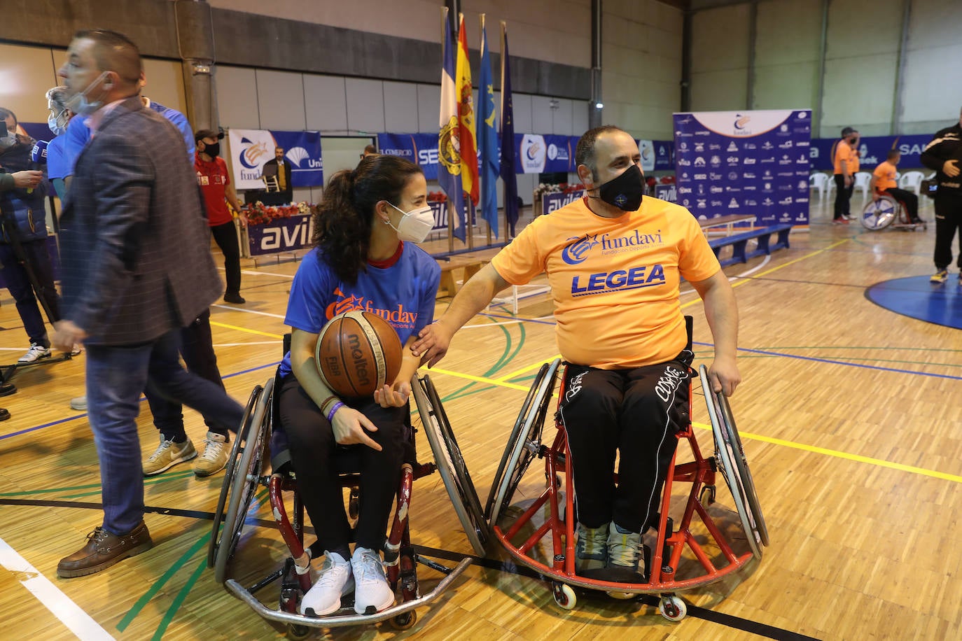 «Tenemos que hacer todo lo posible para ayudar a los deportistas adaptados». Bajo esta premisa, Avilés reunió un elenco de deportistas, entre los que había rostros muy reconocibles de gente solidarizada con la causa como Saúl Cravioto, oro olímpico en las citas de Pekín 2008 y Río de Janeiro 2016, la leyenda paralímpica Alberto Suárez, y Joaquín Alonso, el hombre que más veces vistió la camiseta del Sporting y actual representante de Relaciones Institucionales en la entidad rojiblanca.