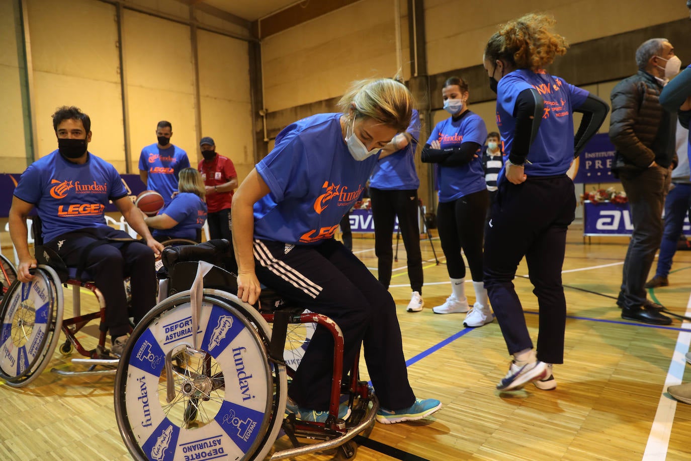 «Tenemos que hacer todo lo posible para ayudar a los deportistas adaptados». Bajo esta premisa, Avilés reunió un elenco de deportistas, entre los que había rostros muy reconocibles de gente solidarizada con la causa como Saúl Cravioto, oro olímpico en las citas de Pekín 2008 y Río de Janeiro 2016, la leyenda paralímpica Alberto Suárez, y Joaquín Alonso, el hombre que más veces vistió la camiseta del Sporting y actual representante de Relaciones Institucionales en la entidad rojiblanca.