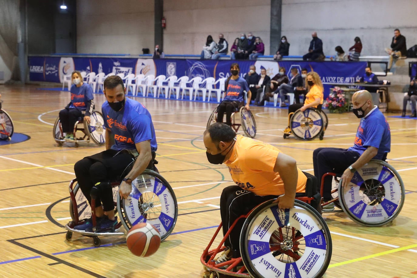 «Tenemos que hacer todo lo posible para ayudar a los deportistas adaptados». Bajo esta premisa, Avilés reunió un elenco de deportistas, entre los que había rostros muy reconocibles de gente solidarizada con la causa como Saúl Cravioto, oro olímpico en las citas de Pekín 2008 y Río de Janeiro 2016, la leyenda paralímpica Alberto Suárez, y Joaquín Alonso, el hombre que más veces vistió la camiseta del Sporting y actual representante de Relaciones Institucionales en la entidad rojiblanca.