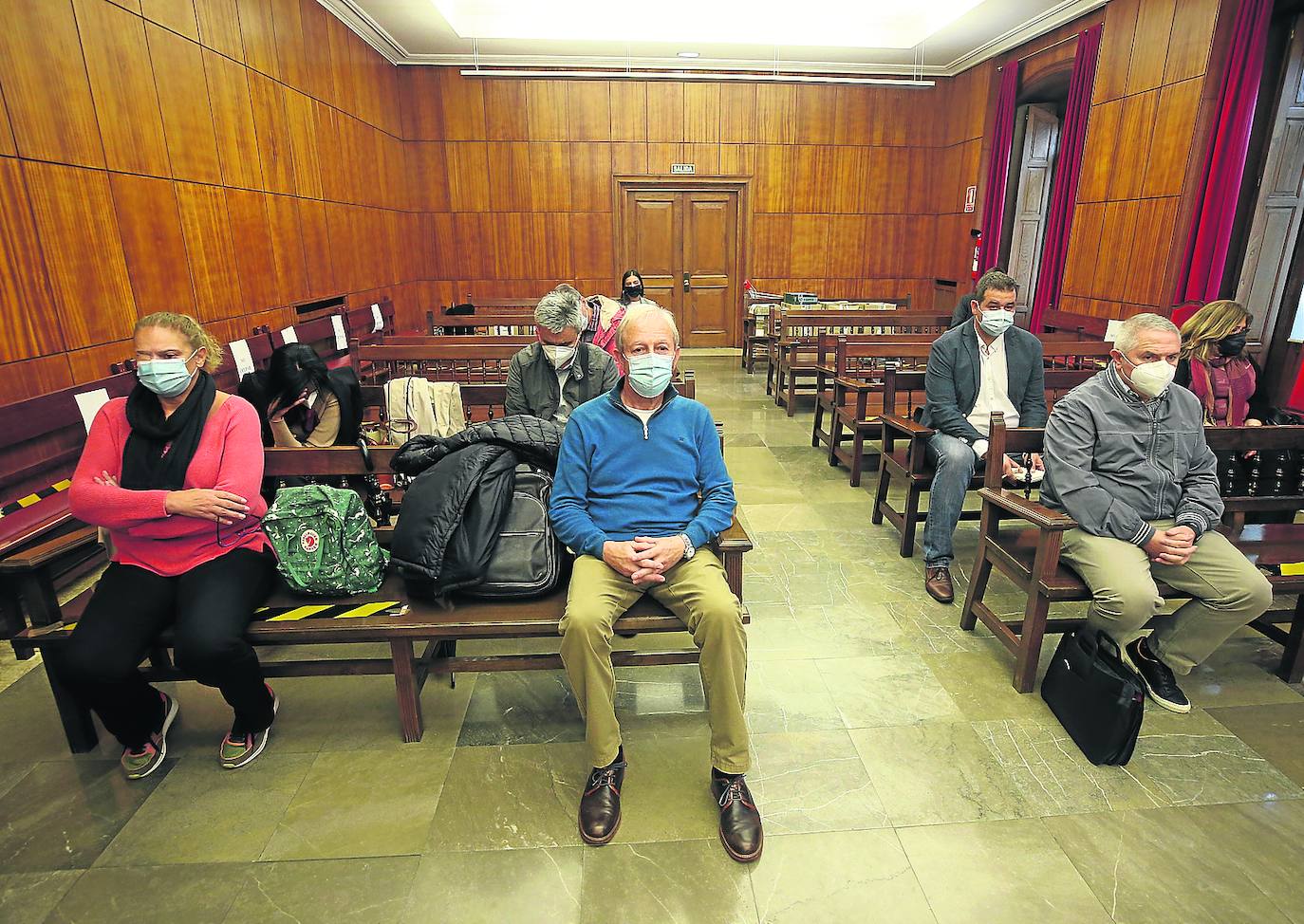 Mónica Menéndez, Justo Rodríguez Braga y Manuel Díaz Cancio, en el banquillo. Detrás, Silvia Sariego, Alberto González, Abel Suárez y María Jesús Ocaña. alex piña