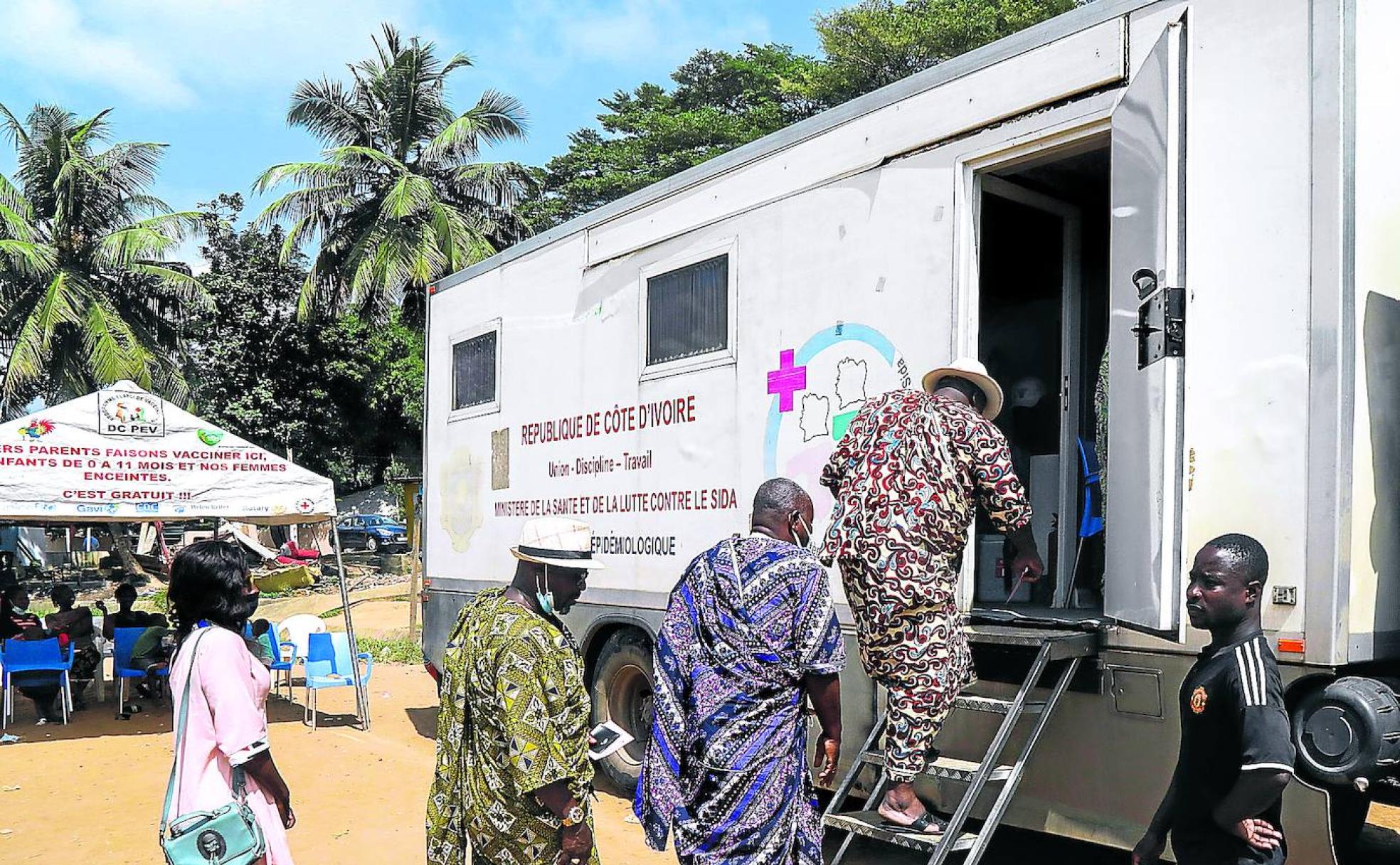 Jefes tribales de Costa de Marfil acceden a un camión para recibir el suero contra el virus.