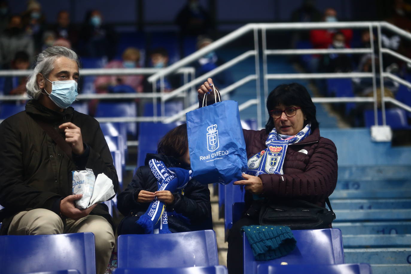 Buscate en la grada del Tartiere en el partido Real Oviedo Alcorcón