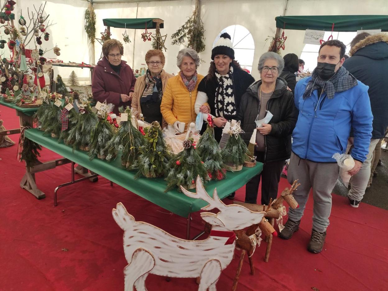 Casa de los Hevia. Belén de la asociación Raitana. Monasterio. Detalle del belén hecho por las monjas. Museo de la Semana Santa. Tríptico de la Natividad. Iglesia parroquial. Nacimiento obra de Ovidio Vecino. Plaza de Abastos. De la Asociación Belenista. Organizadoras del mercadillo navideño. 
